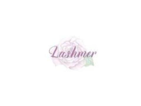 Wet Look Lashes for a Bold and Trendy Eye Style