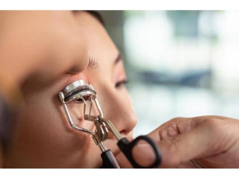 Eyelash Curler: The Secret to Beautifully Lifted Lashes