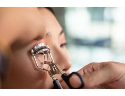 Eyelash Curler: The Secret to Beautifully Lifted Lashes