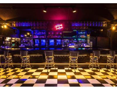East Bay Bar | Drinks, Music & Fun at Retro Junkie Bar