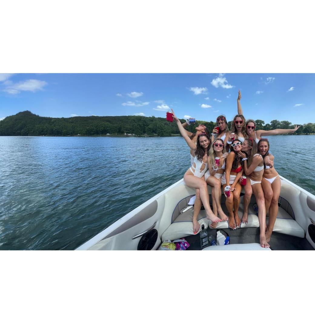 Unforgettable Lake Austin Party Boat Rentals for Your Next Celebration - 1/3