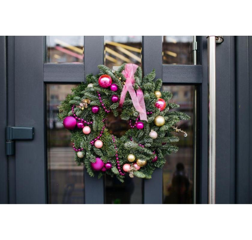 Real Christmas Wreaths to Brighten Your Home This Holiday Season