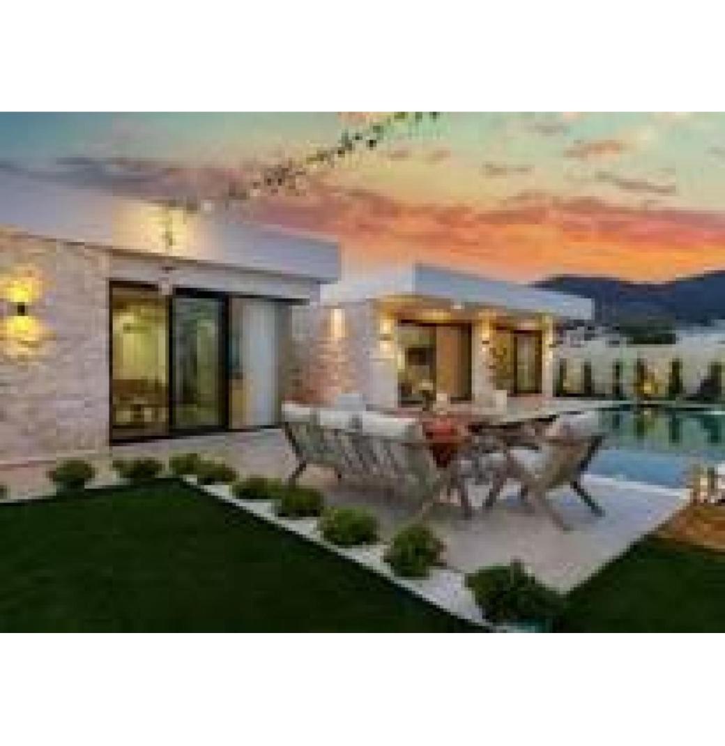What amenities come with this Kanpur 4 BHK villa?