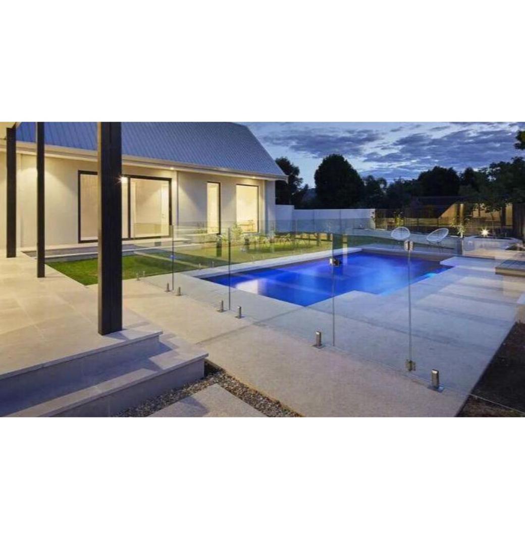 Give the Best Glass Pool Fence Installation Services
