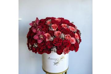 Buy premium box rose arrangements in Van Nuys USA – Spring Season Elegant Floral Delivery